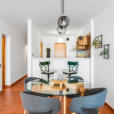 Artistic Beachfront With Ocean Views Appartamento *